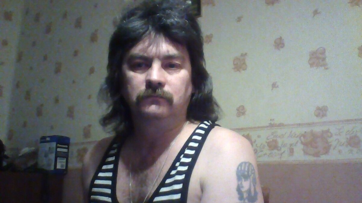  10318870  Viktor, 59 ,    