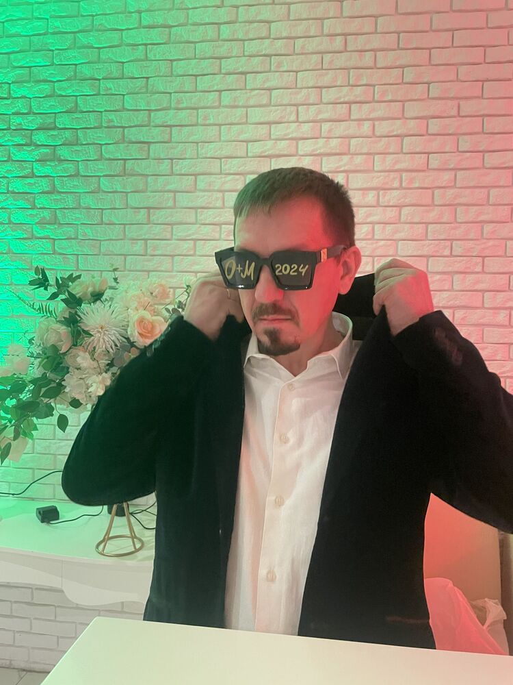  48819910  Viktor, 39 ,    