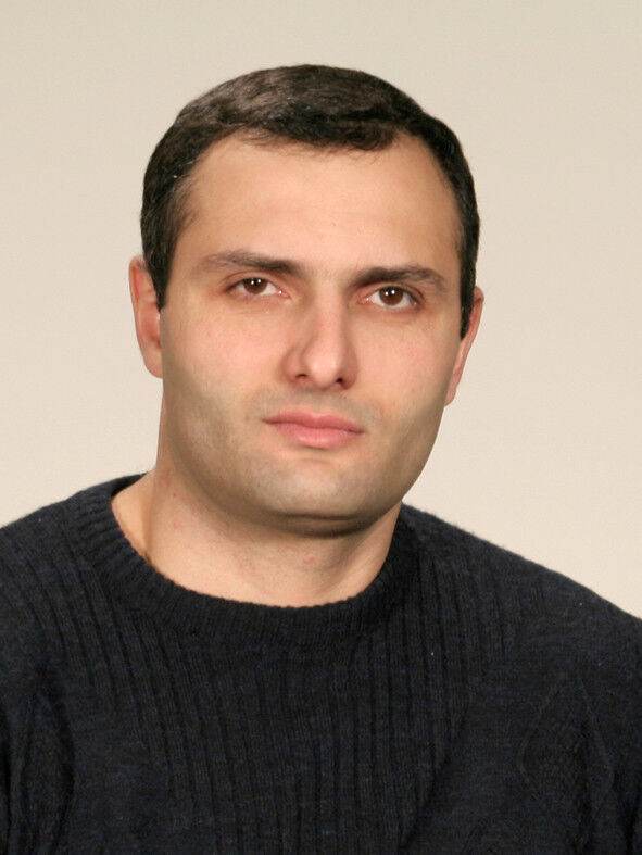  6247940  Artur, 47 ,    