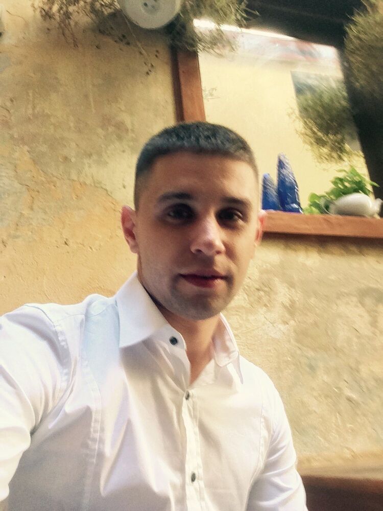  10749070  Andriu, 33 ,    