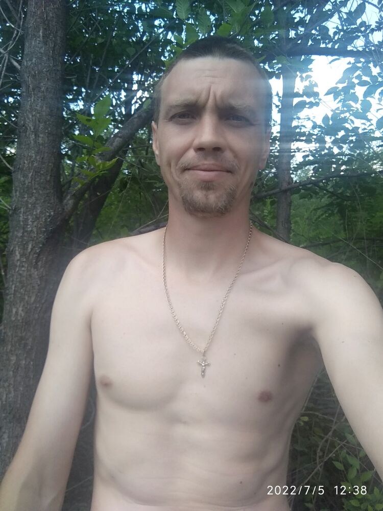  31674460  Artem, 37 ,     