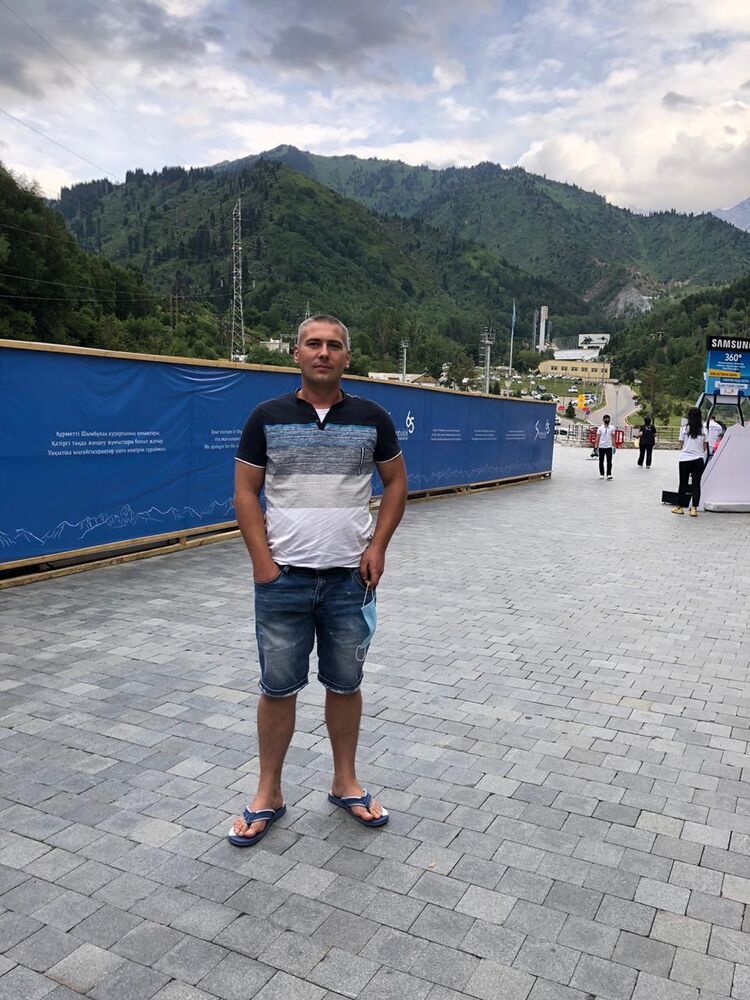 36593460  YURY, 37 ,    