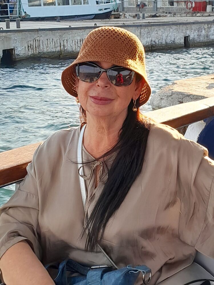  53984610  Elena, 64 ,    