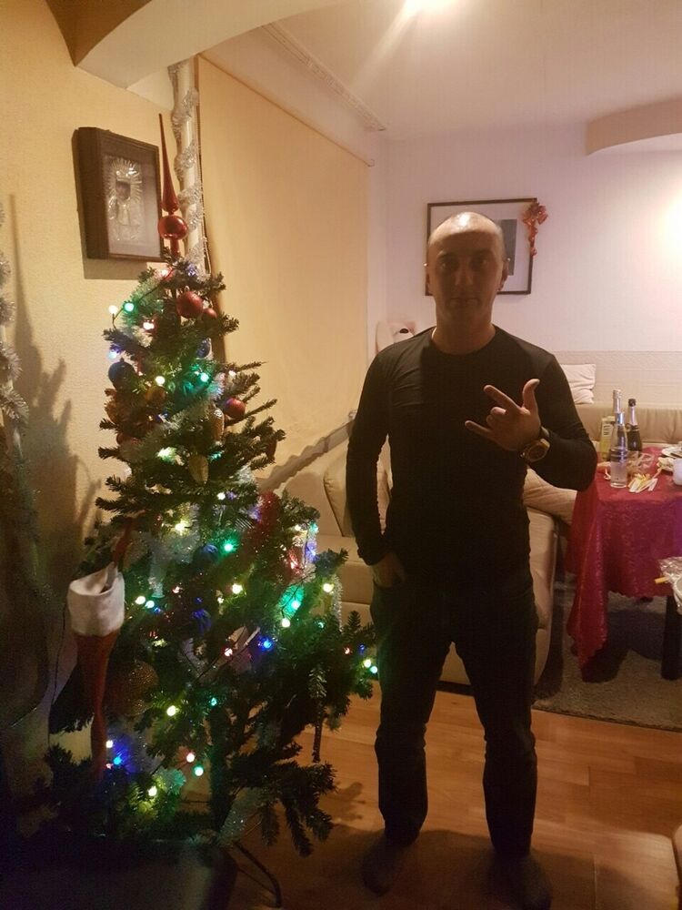  9611220  Vadim, 44 ,    