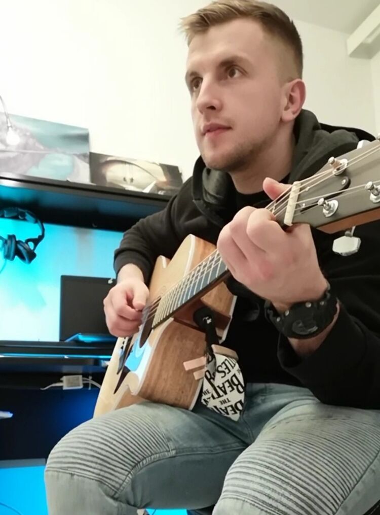  18337550  Alex, 32 ,    