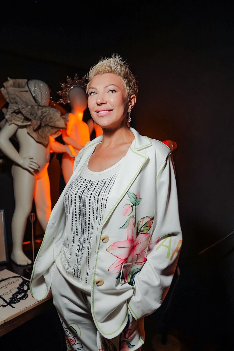  52746820  Lyly, 49 ,    