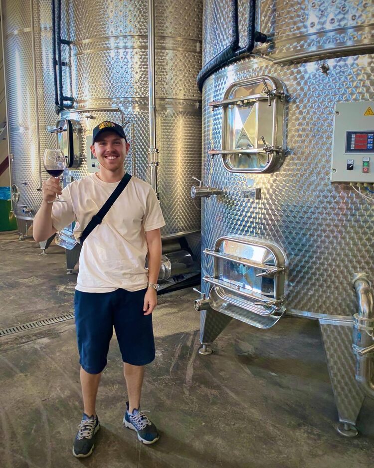  52407240  Viktor, 37 ,     