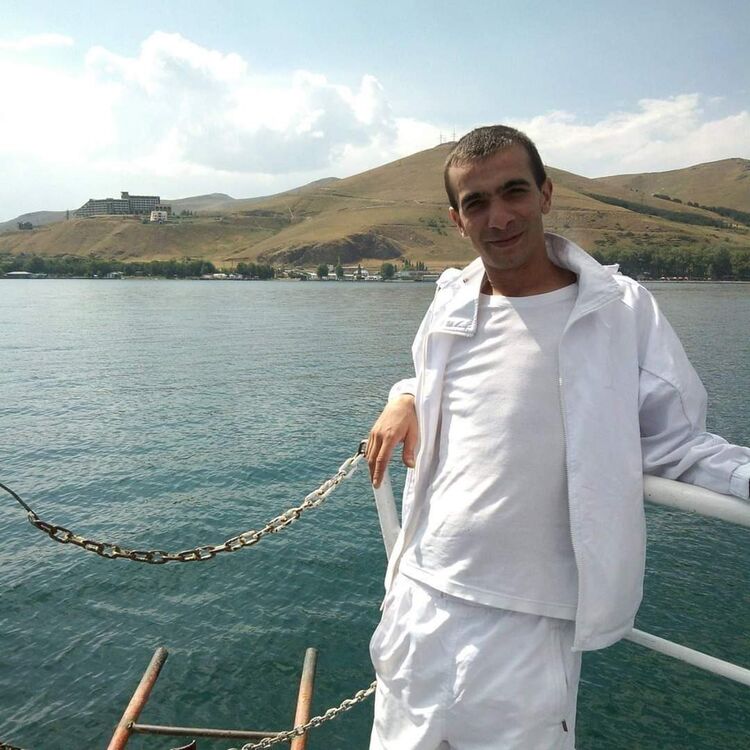  44802800  Armen, 43 ,    