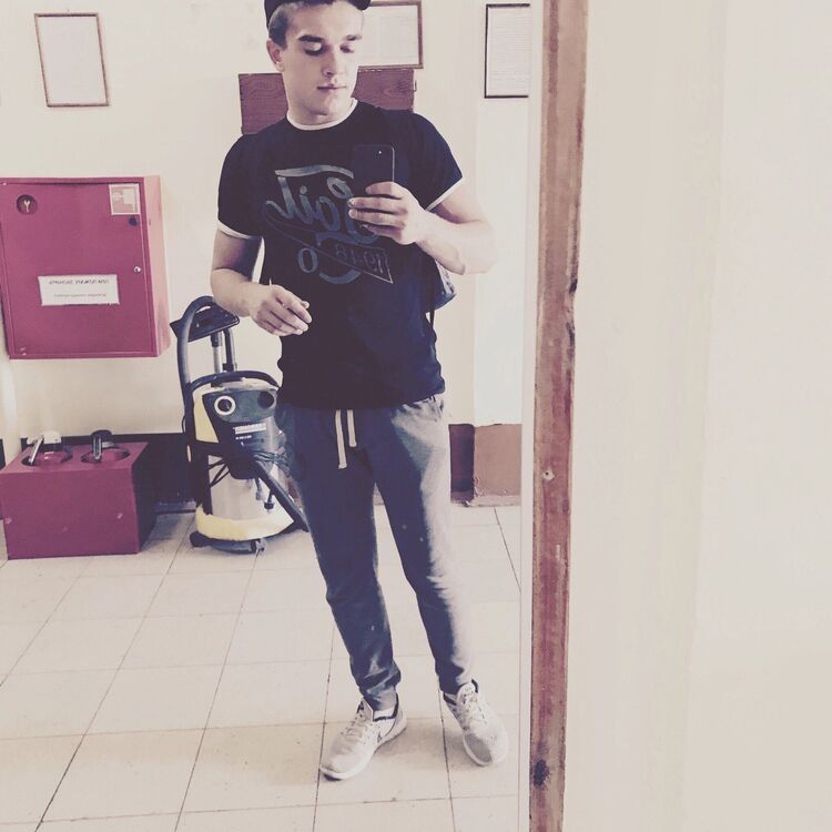  32597770  , 28 ,     