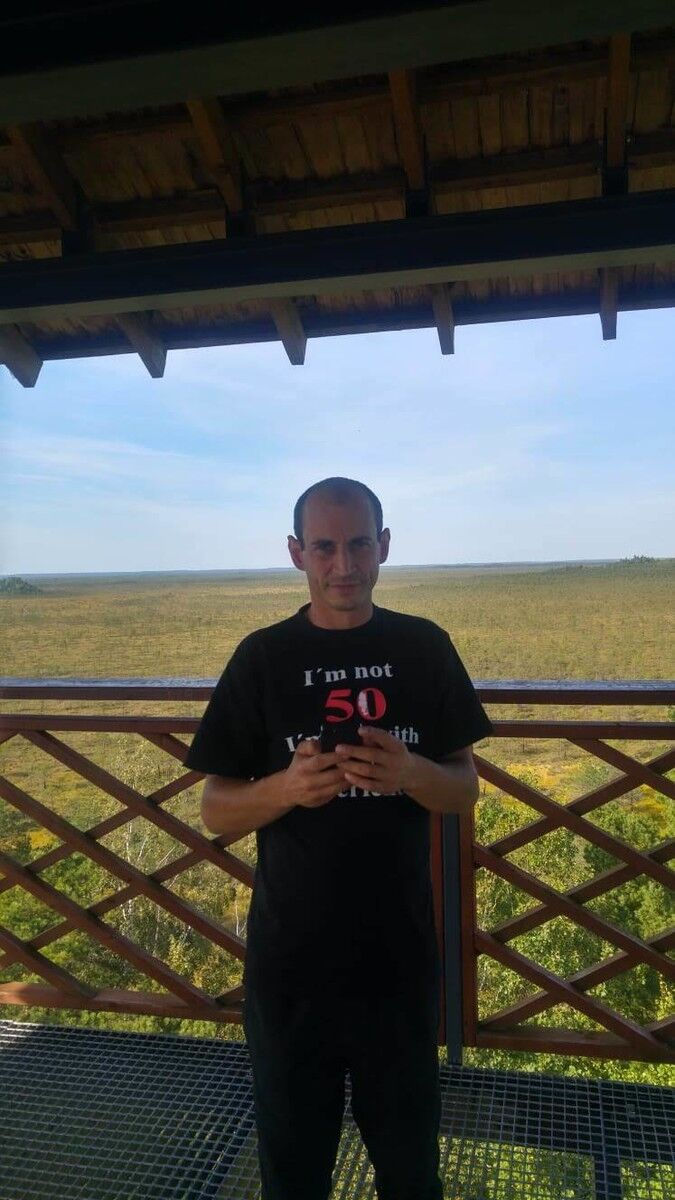  18537190  Andrej, 40 ,    
