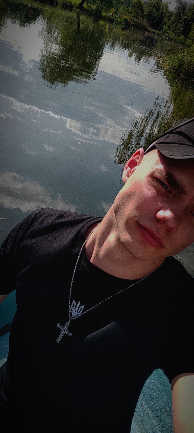  49702300  Denis, 26 ,    