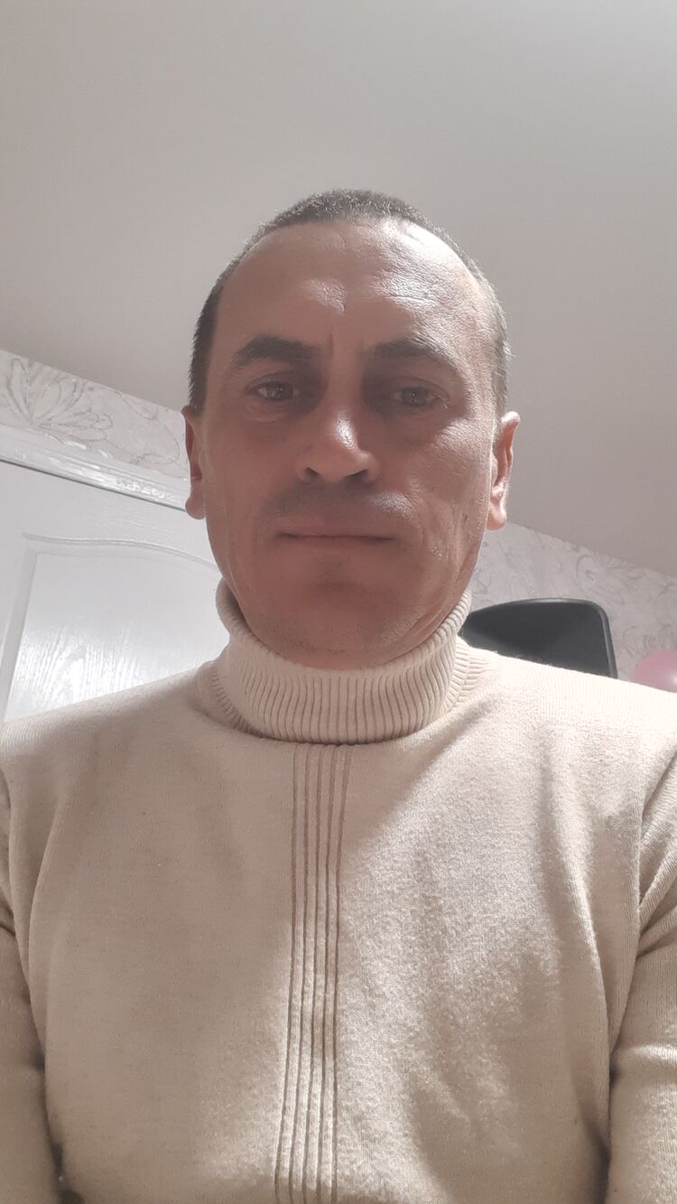  54318940  Yury, 40 ,    