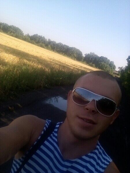  37860400  Artur, 28 ,    