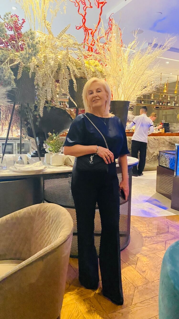  33411750  Elena, 47 ,    