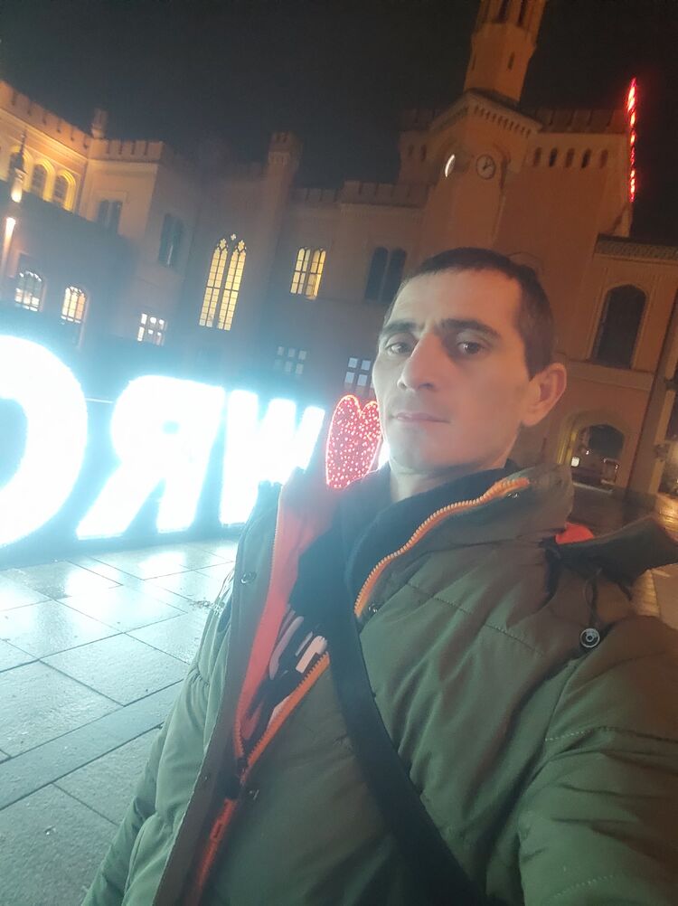  Bielany Wroclawskie,   Ruslan, 37 ,   ,   