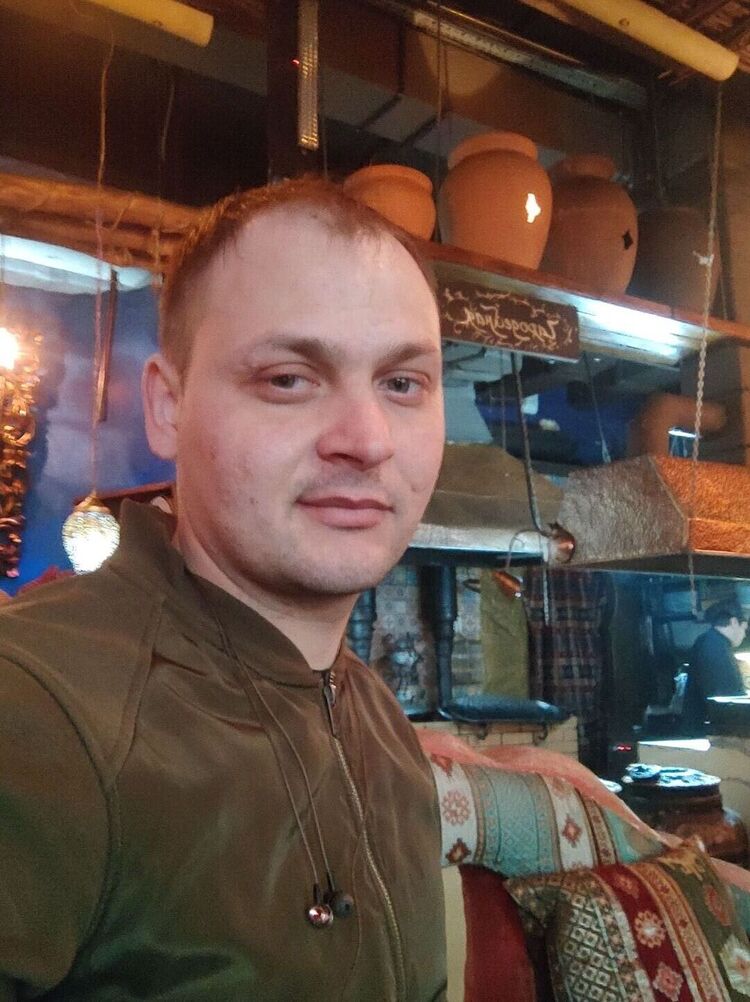  ,   Viktor, 33 ,   ,   