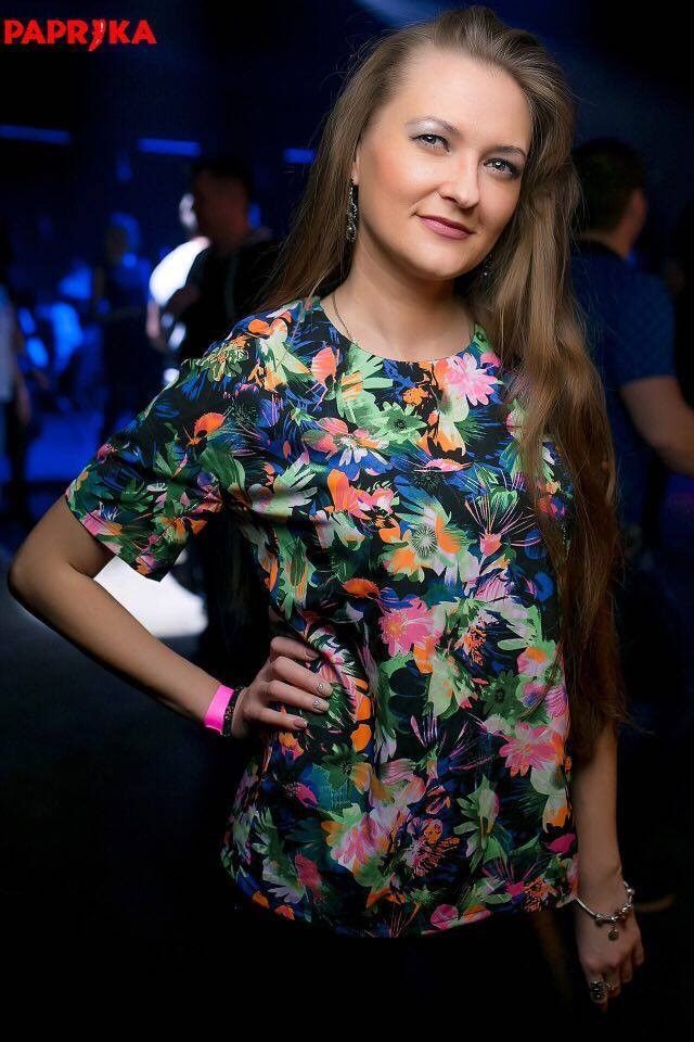  9325450  Elena, 42 ,    