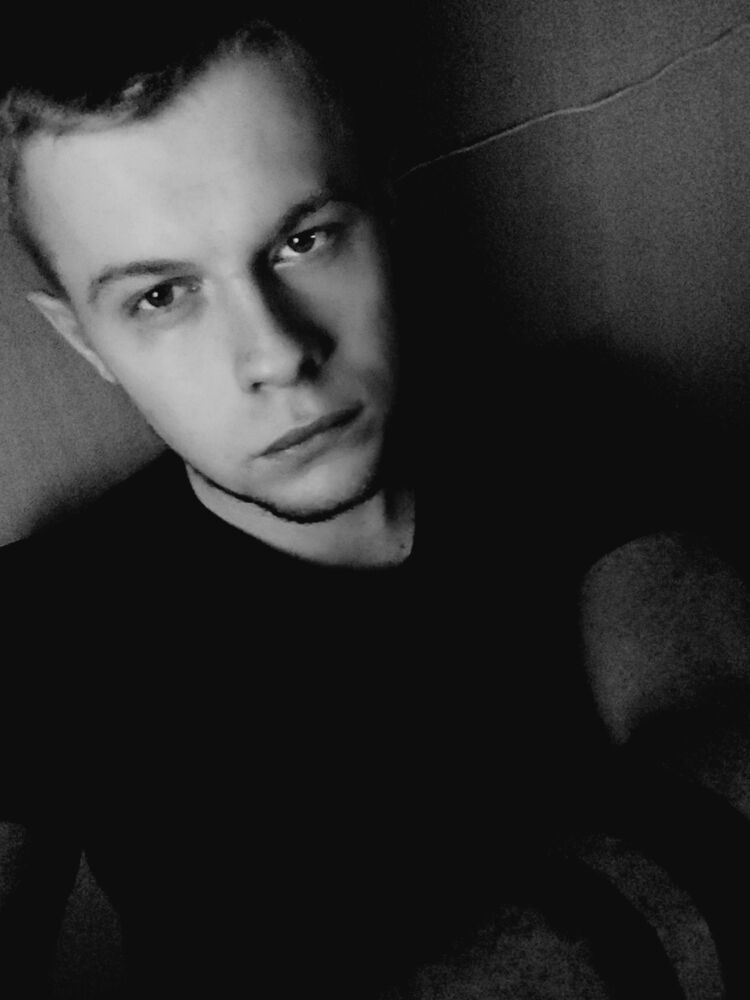  32798200  Roman, 24 ,    