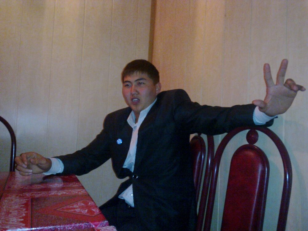  4974810  Artur, 40 ,    