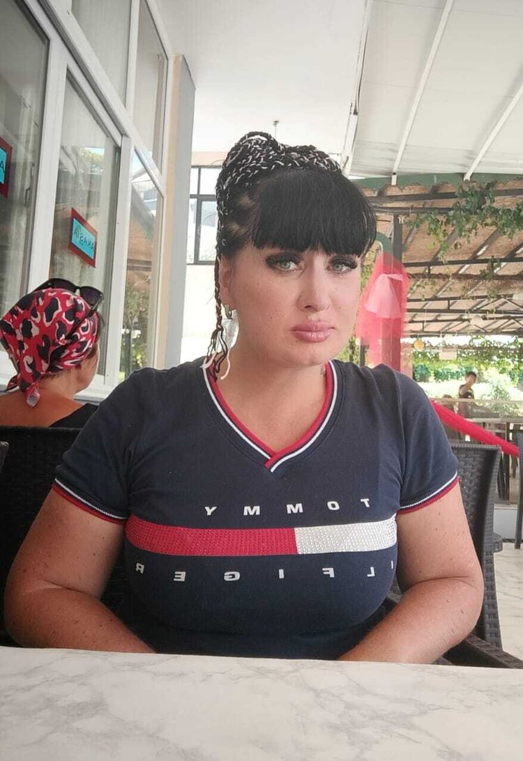  -,   Lora, 52 ,     , c 