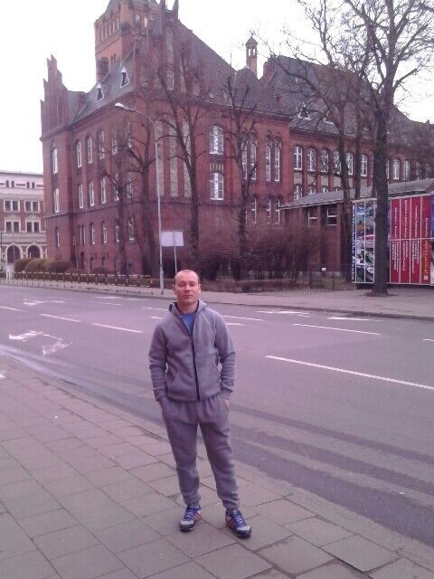  ,   Valentin, 32 ,  