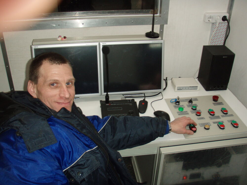  40469300  SERGEI, 56 ,    