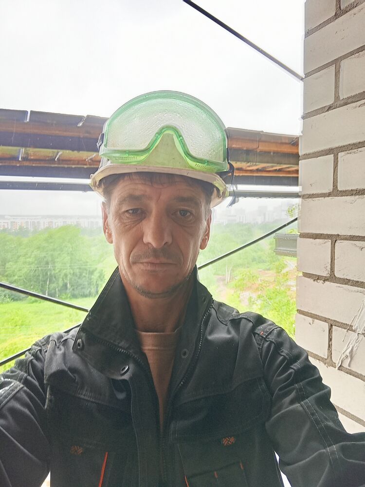  52180110  Konstantin, 48 ,    