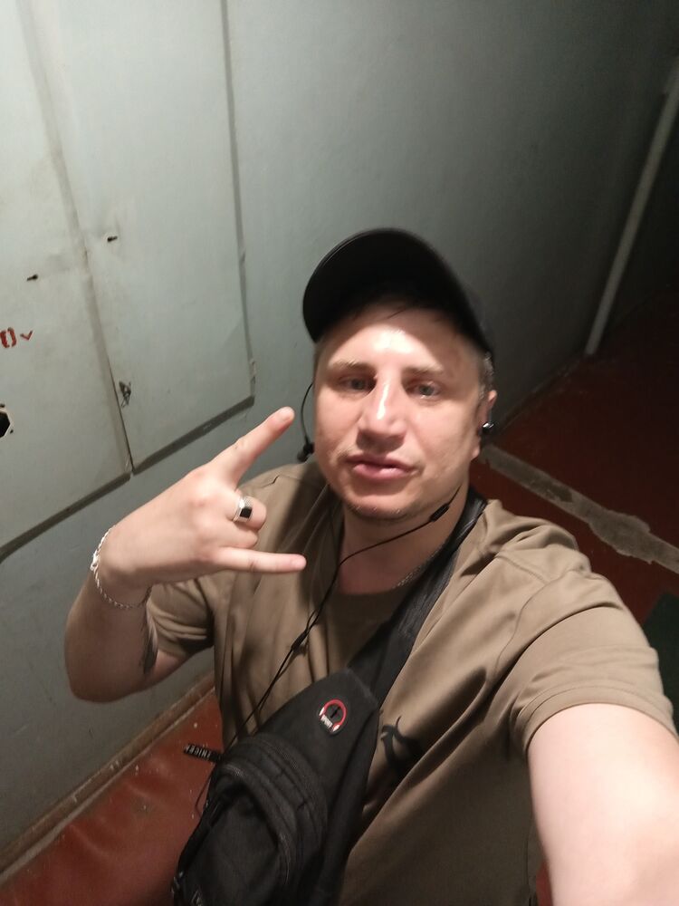  43869330  Artyom, 34 ,    