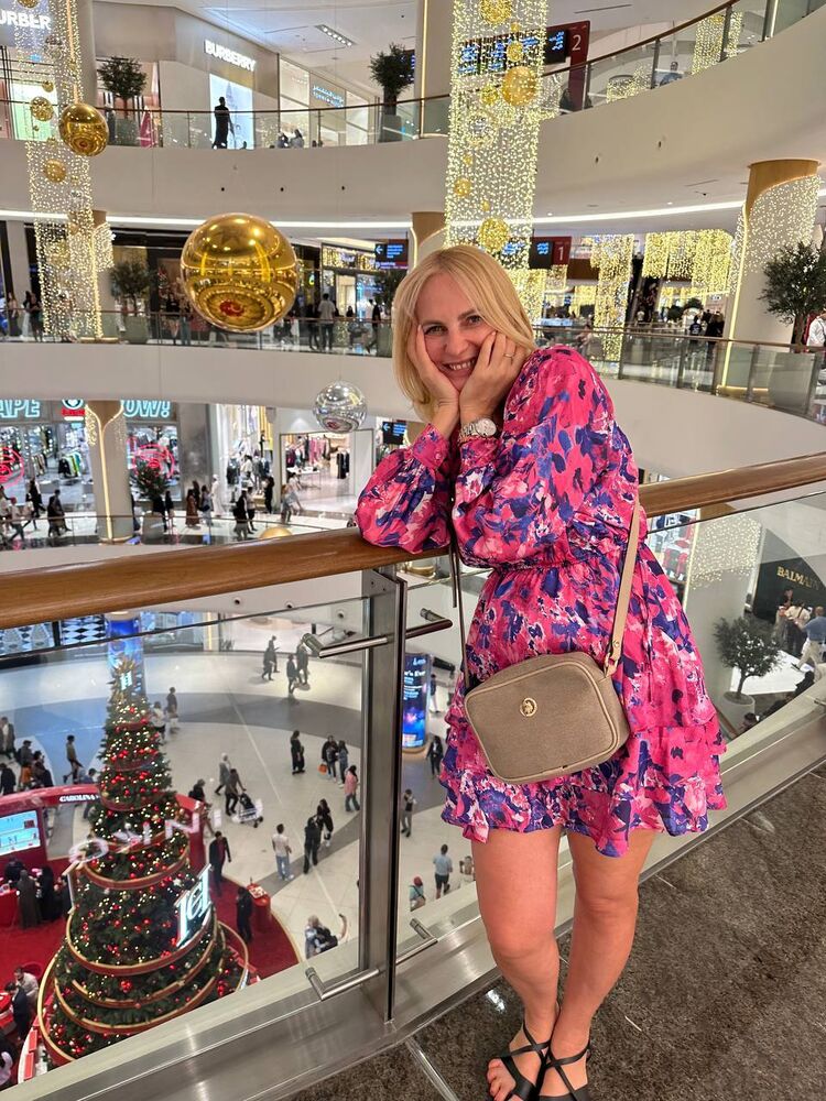  45380950  Lora, 53 ,    