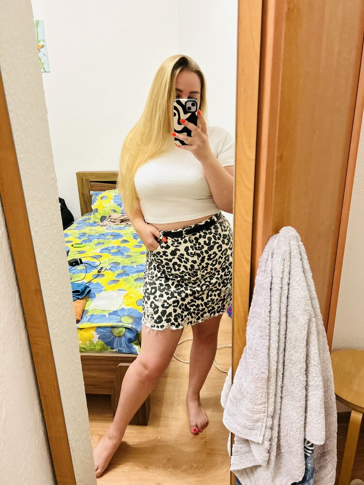  46079270  Veronika, 28 ,     