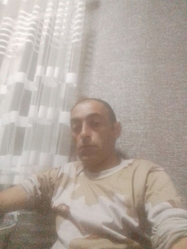  44247940  Hayk, 41 ,    