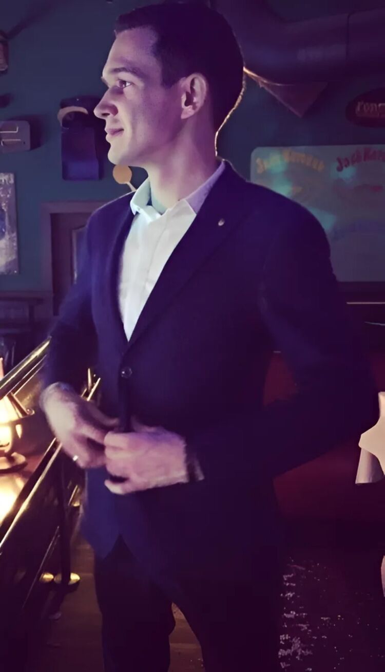  42938100  Vladimir, 37 ,    