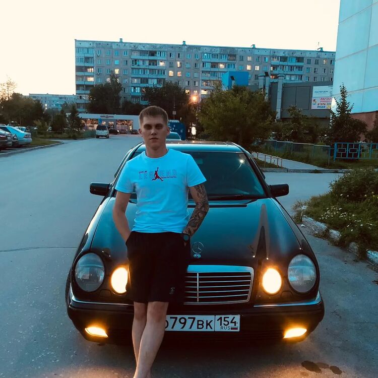  31647960  Mikhail, 29 ,    