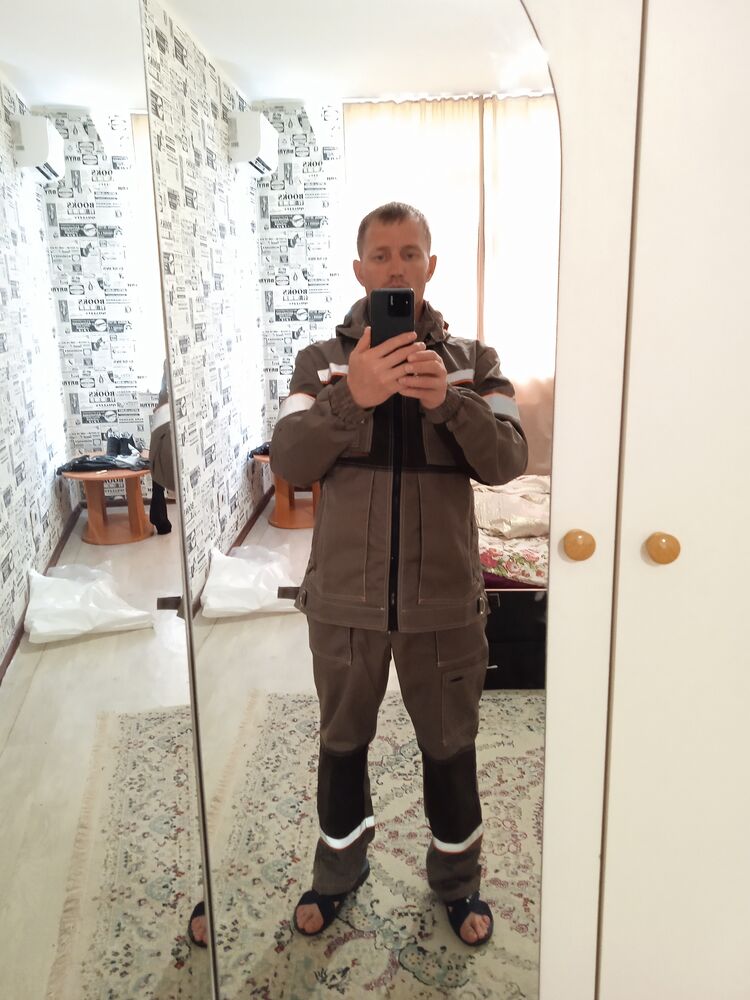  34817380  Artem, 37 ,    