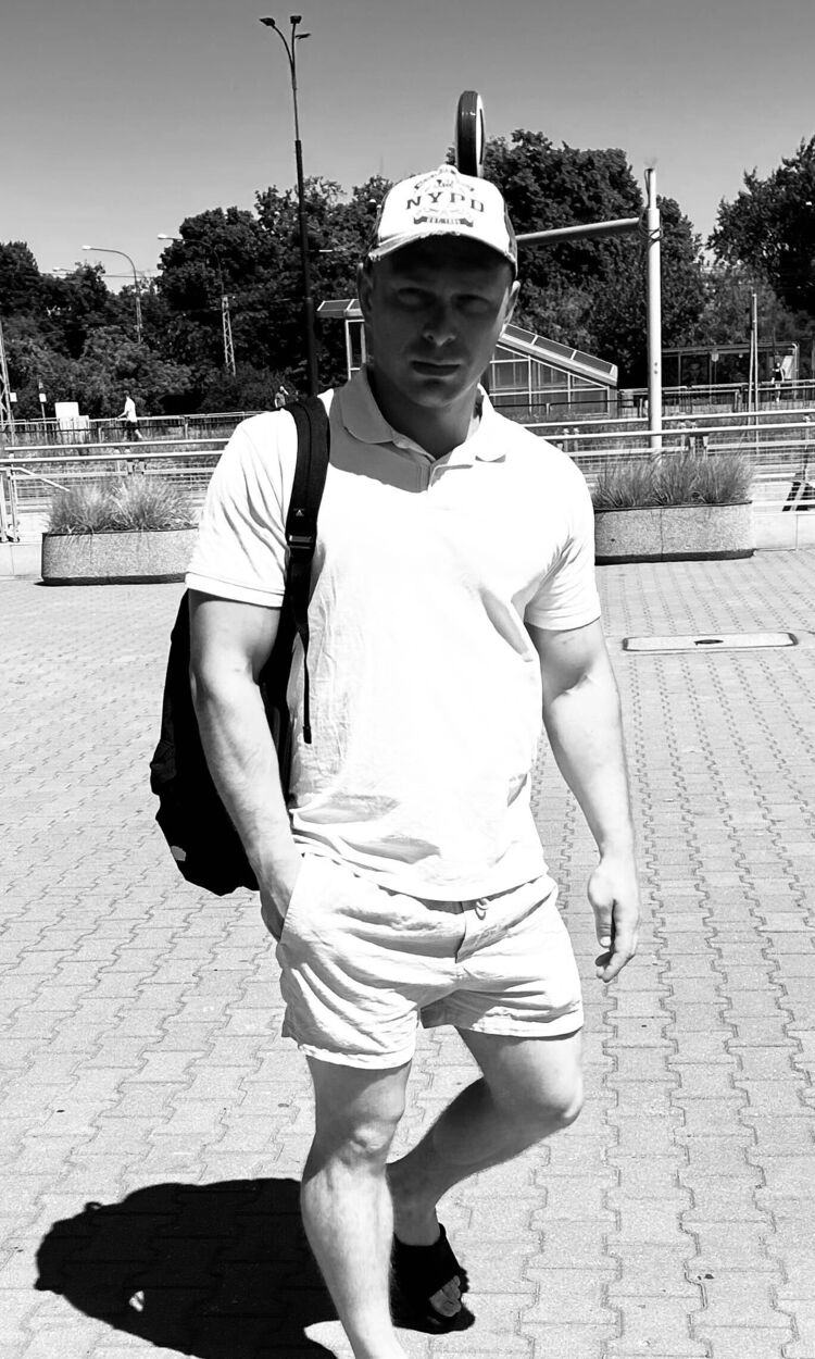  35851980  Maksim, 31 ,    