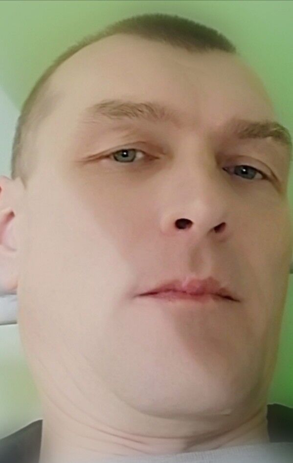  18594170  Andrej, 49 ,    