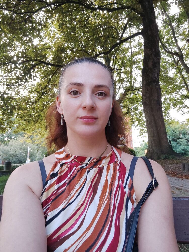  ,   Mihaela, 41 ,   c 