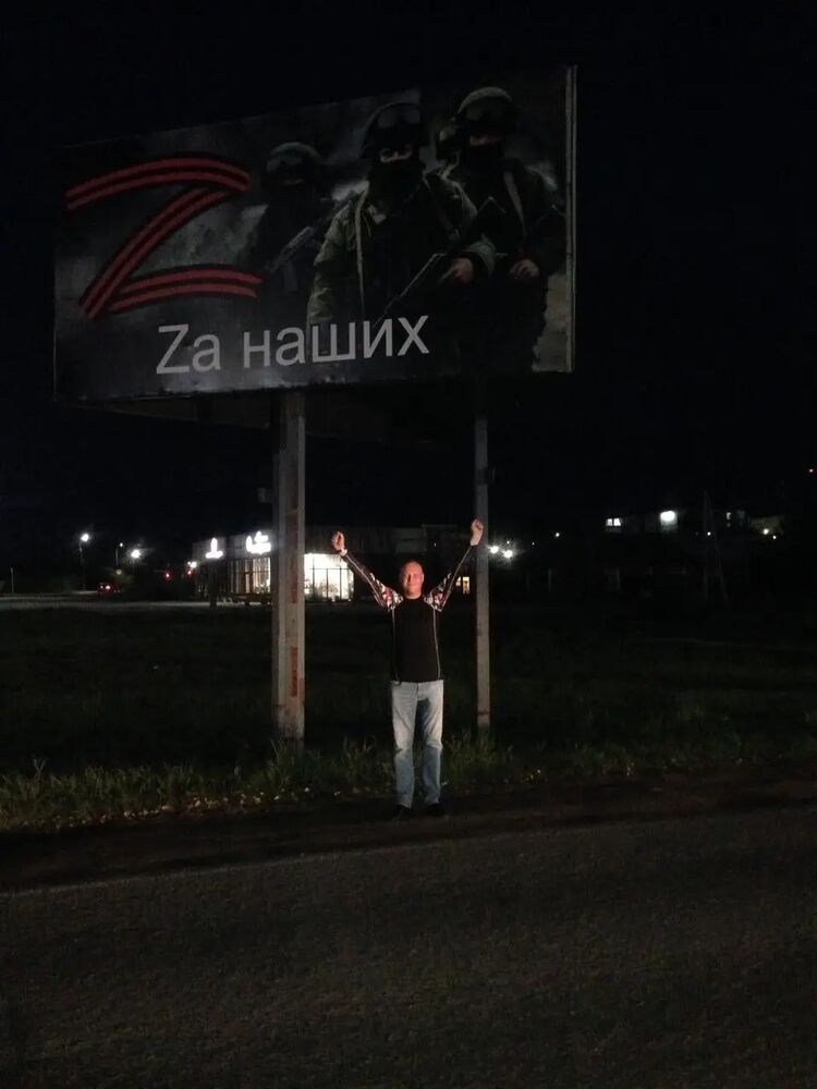  30706410  Artem, 41 ,    