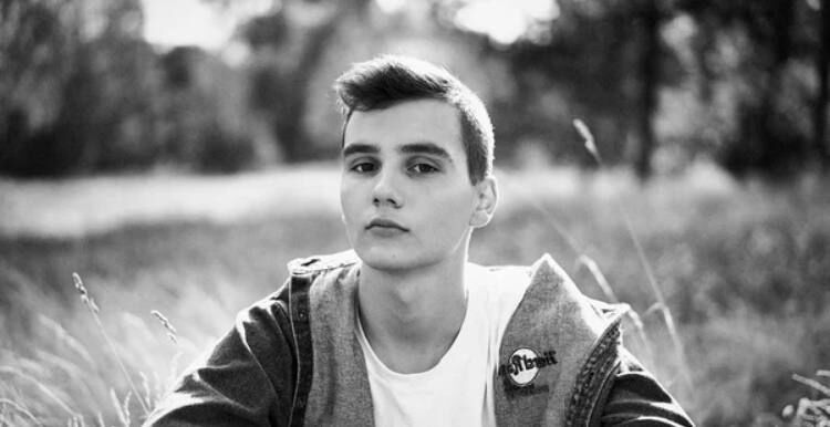  43460090  Wizzy, 19 ,    