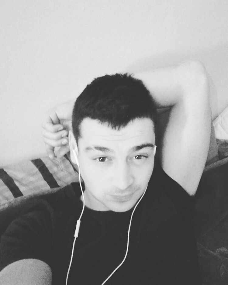 18716050  Valentin, 32 ,    