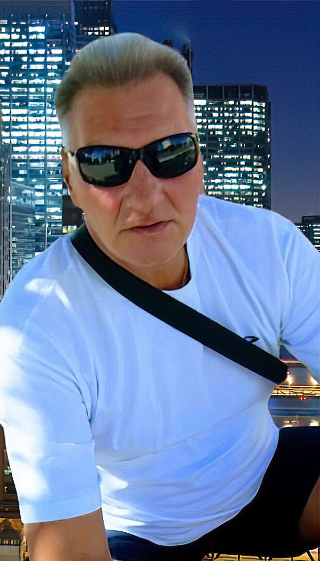  51692860  Petrovich, 52 ,    