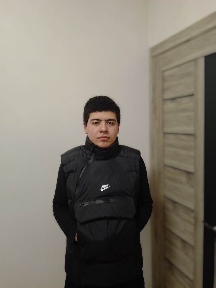  32567830  Xusayn, 21 ,    