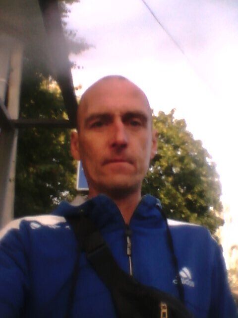  29209390  Artur, 44 ,    