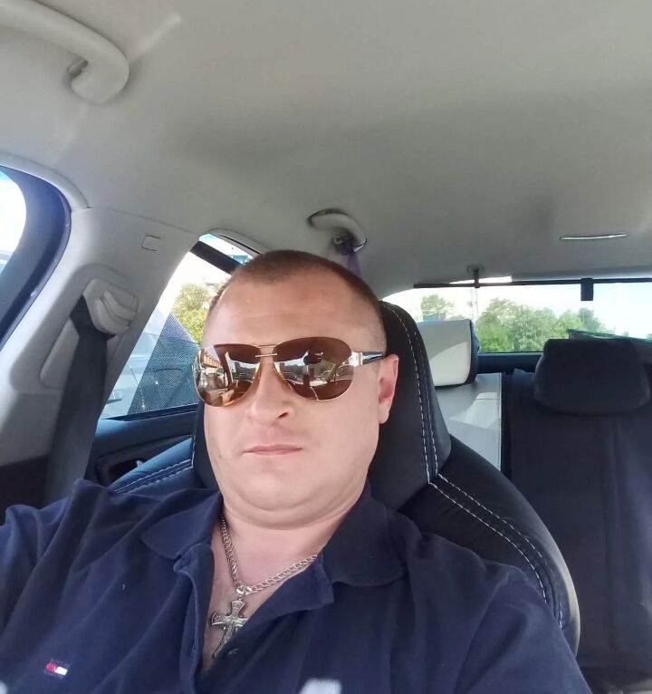  49844130  Denis, 43 ,    