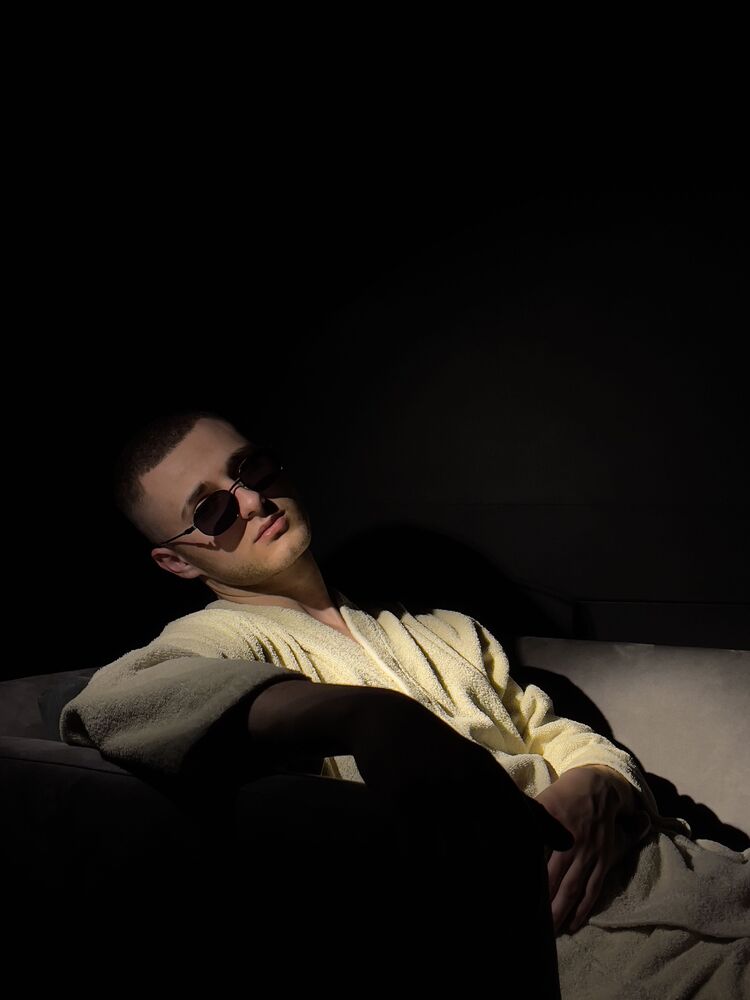  37003600  Maxim, 27 ,    