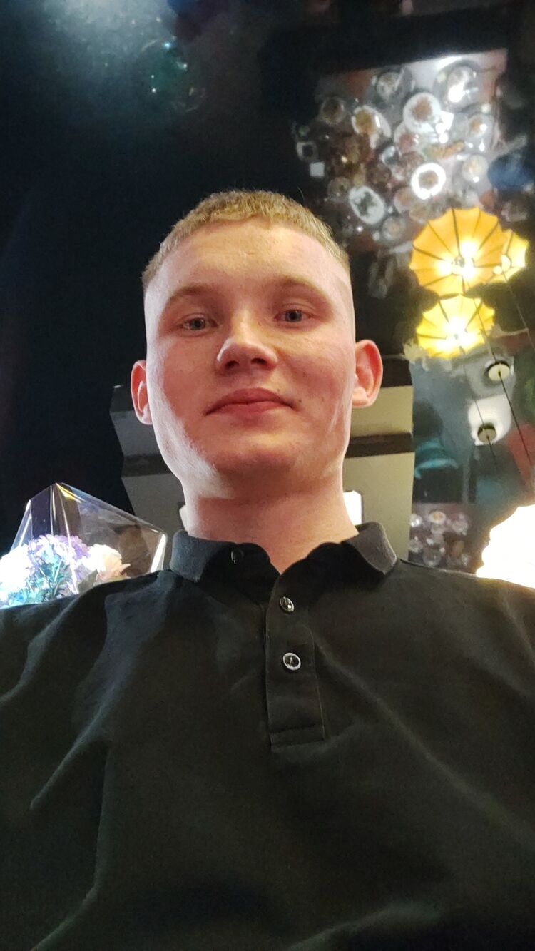  45721700  Denis, 24 ,    