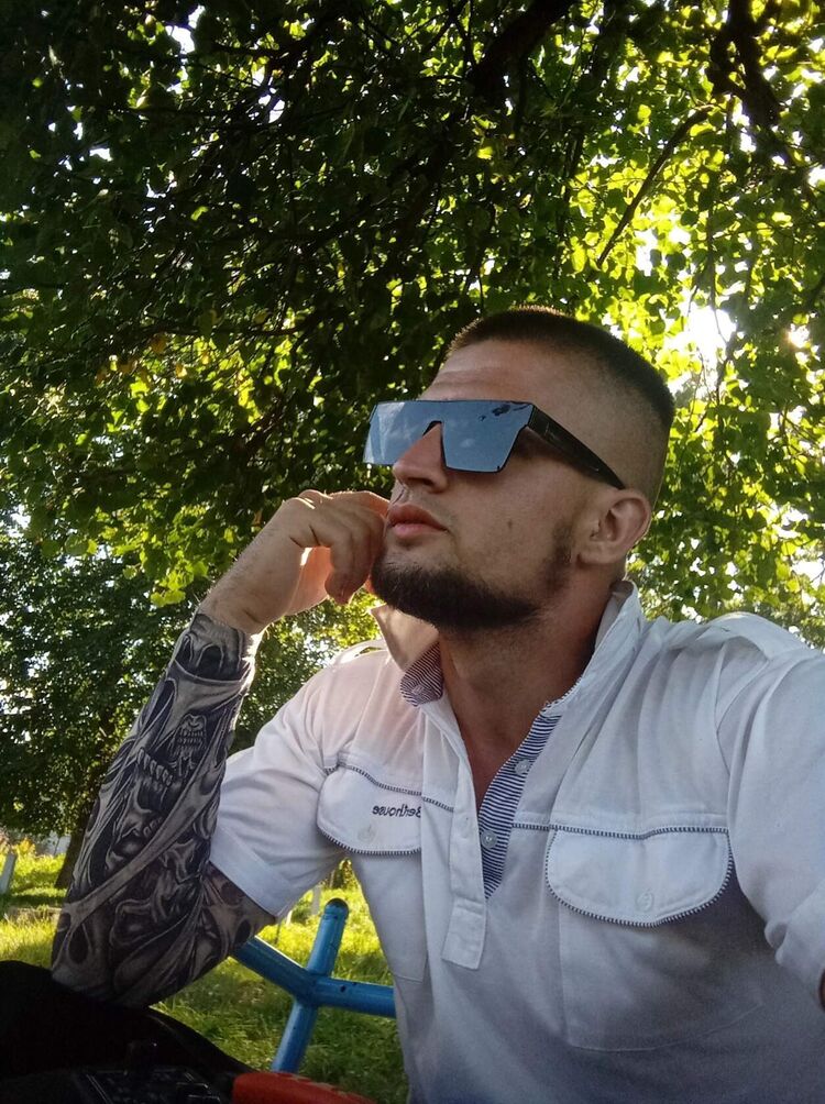  43844300  Viktor, 25 ,    