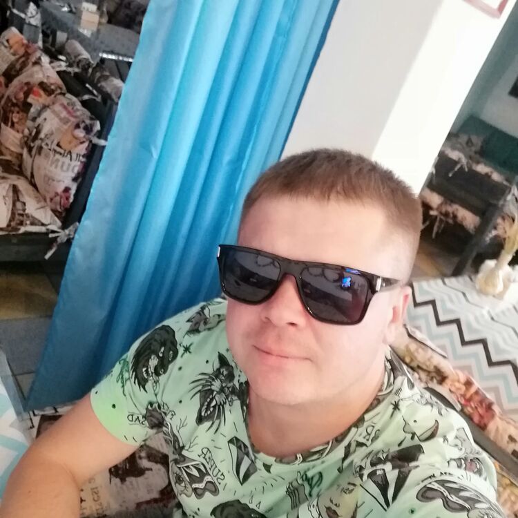  48717630  Konstantin, 38 ,    