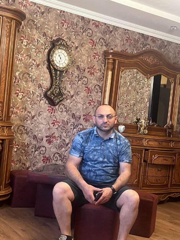  ,   Goga, 42 ,   ,   