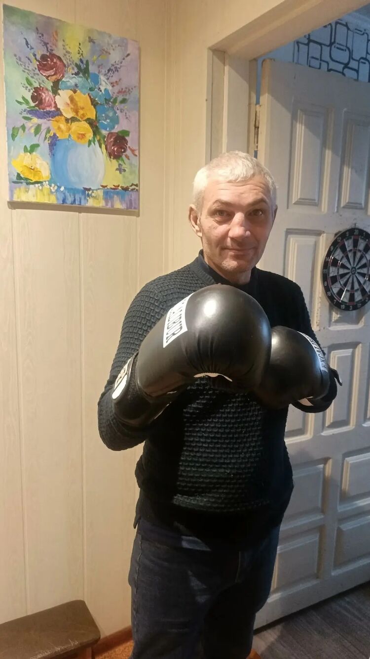  54807640  Viktor, 47 ,    